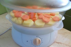 Ciocanele de pui la gratar, cu rondele de cartofi si morcovi la aburi