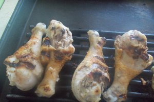 Ciocanele de pui la gratar, cu rondele de cartofi si morcovi la aburi
