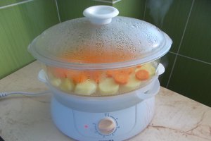 Ciocanele de pui la gratar, cu rondele de cartofi si morcovi la aburi