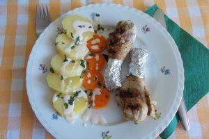 Ciocanele de pui la gratar, cu rondele de cartofi si morcovi la aburi