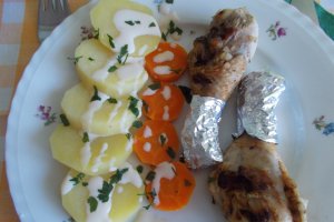 Ciocanele de pui la gratar, cu rondele de cartofi si morcovi la aburi