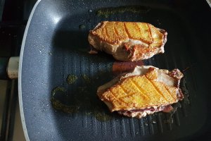 Piept de rata cu gutui caramelizate in miere si gem de afine