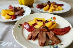 Piept de rata cu gutui caramelizate in miere si gem de afine