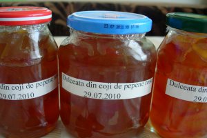 Dulceata de coji de pepene rosu