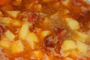 Mancare de cartofi cu gogosari acri in sos