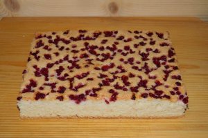 Desert prajitura din albusuri si coacaze rosii