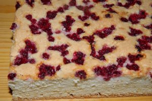 Desert prajitura din albusuri si coacaze rosii