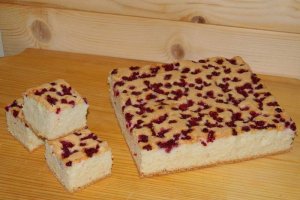 Desert prajitura din albusuri si coacaze rosii