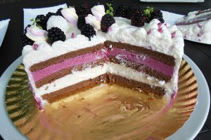 Desert tort cu crema de mure, vanilie si mascarpone