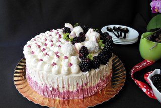 Desert tort cu crema de mure, vanilie si mascarpone