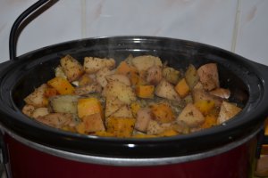 Rata umpluta cu mere, gutui, dovleac si cartofi la slow cooker Crock-Pot