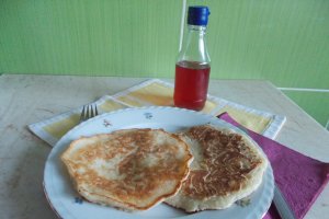 Desert clatite cu mere si sirop de trandafiri