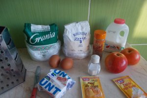 Desert clatite cu mere si sirop de trandafiri