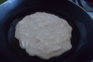 Desert clatite cu mere si sirop de trandafiri