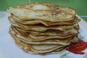 Desert clatite cu mere si sirop de trandafiri