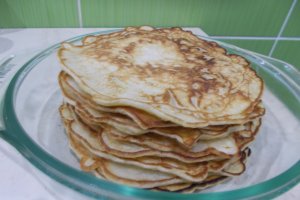 Desert clatite cu mere si sirop de trandafiri