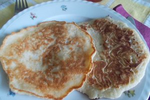 Desert clatite cu mere si sirop de trandafiri