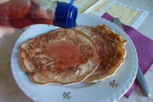 Desert clatite cu mere si sirop de trandafiri