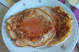 Desert clatite cu mere si sirop de trandafiri