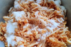 Desert prajitura cu biscuiti, crema de vanilie, mere si ciocolata