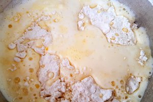 Desert prajitura cu biscuiti, crema de vanilie, mere si ciocolata