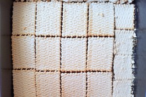 Desert prajitura cu biscuiti, crema de vanilie, mere si ciocolata