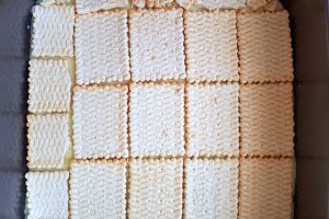 Desert prajitura cu biscuiti, crema de vanilie, mere si ciocolata