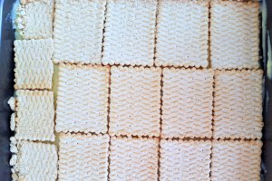 Desert prajitura cu biscuiti, crema de vanilie, mere si ciocolata