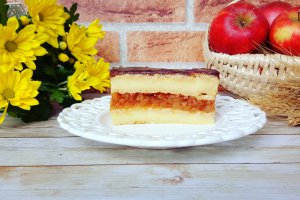 Desert prajitura cu biscuiti, crema de vanilie, mere si ciocolata