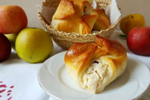 Branzoaice umplute cu mere