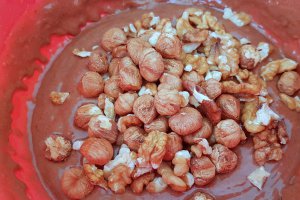 Desert mini-checuri umede cu cacao, nuci si alune de padure (de post)