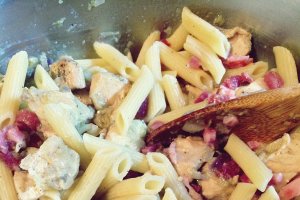 Paste gratinate cu pui, dovlecei si bacon