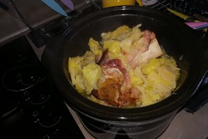 Varza cu ciolan afumat la slow cooker Crock-Pot