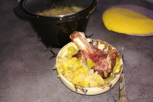 Varza cu ciolan afumat la slow cooker Crock-Pot