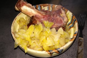 Varza cu ciolan afumat la slow cooker Crock-Pot