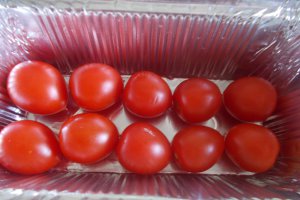 Aperitiv chec cu branzeturi si rosii cherry