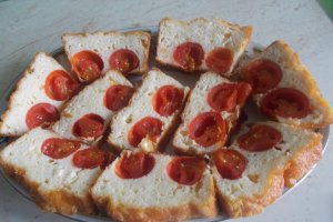 Aperitiv chec cu branzeturi si rosii cherry