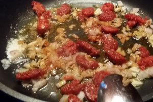 Macrou proaspat cu scoici, chorizo si rosii