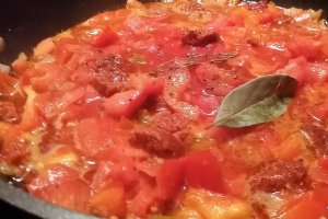 Macrou proaspat cu scoici, chorizo si rosii