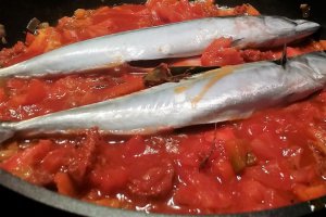 Macrou proaspat cu scoici, chorizo si rosii