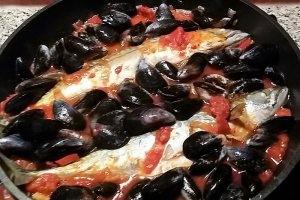 Macrou proaspat cu scoici, chorizo si rosii