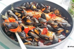 Macrou proaspat cu scoici, chorizo si rosii