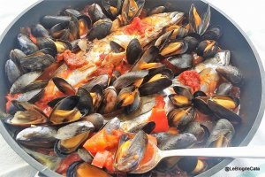 Macrou proaspat cu scoici, chorizo si rosii