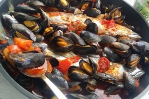 Macrou proaspat cu scoici, chorizo si rosii