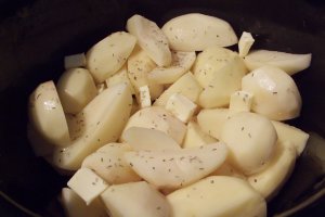 Pui de curte pe pat de cartofi, preparat la slow cooker Crock-Pot