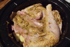 Pui de curte pe pat de cartofi, preparat la slow cooker Crock-Pot