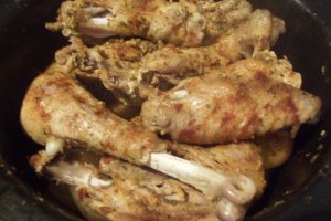 Pui de curte pe pat de cartofi, preparat la slow cooker Crock-Pot