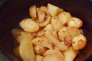 Pui de curte pe pat de cartofi, preparat la slow cooker Crock-Pot