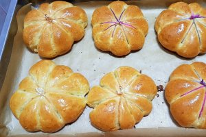 Desert dovleci din aluat, umpluti cu dovleac placintar