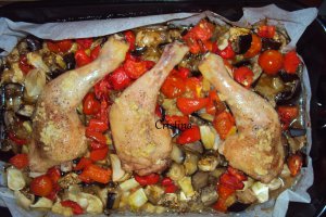 Pulpe de pui cu legume si cartofi copti